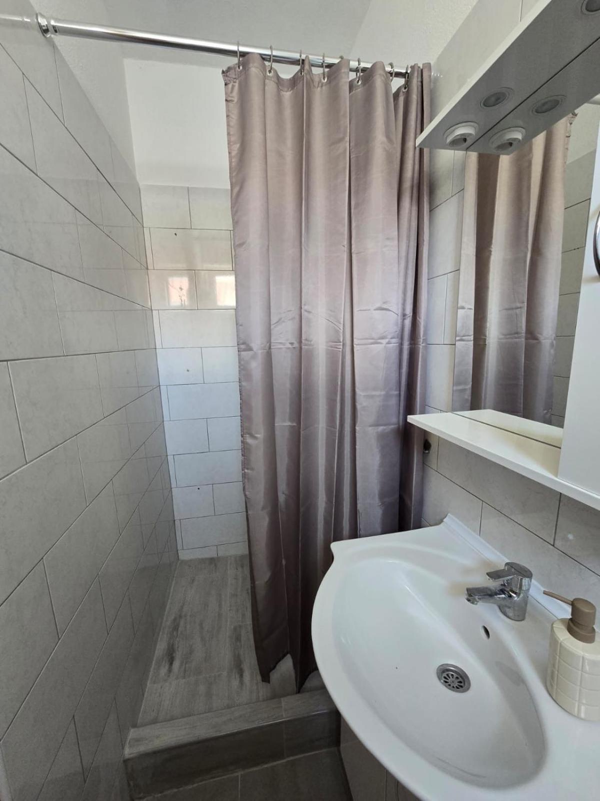 Apartmani Mlinar9 #2 Ґорні Карин Екстер'єр фото